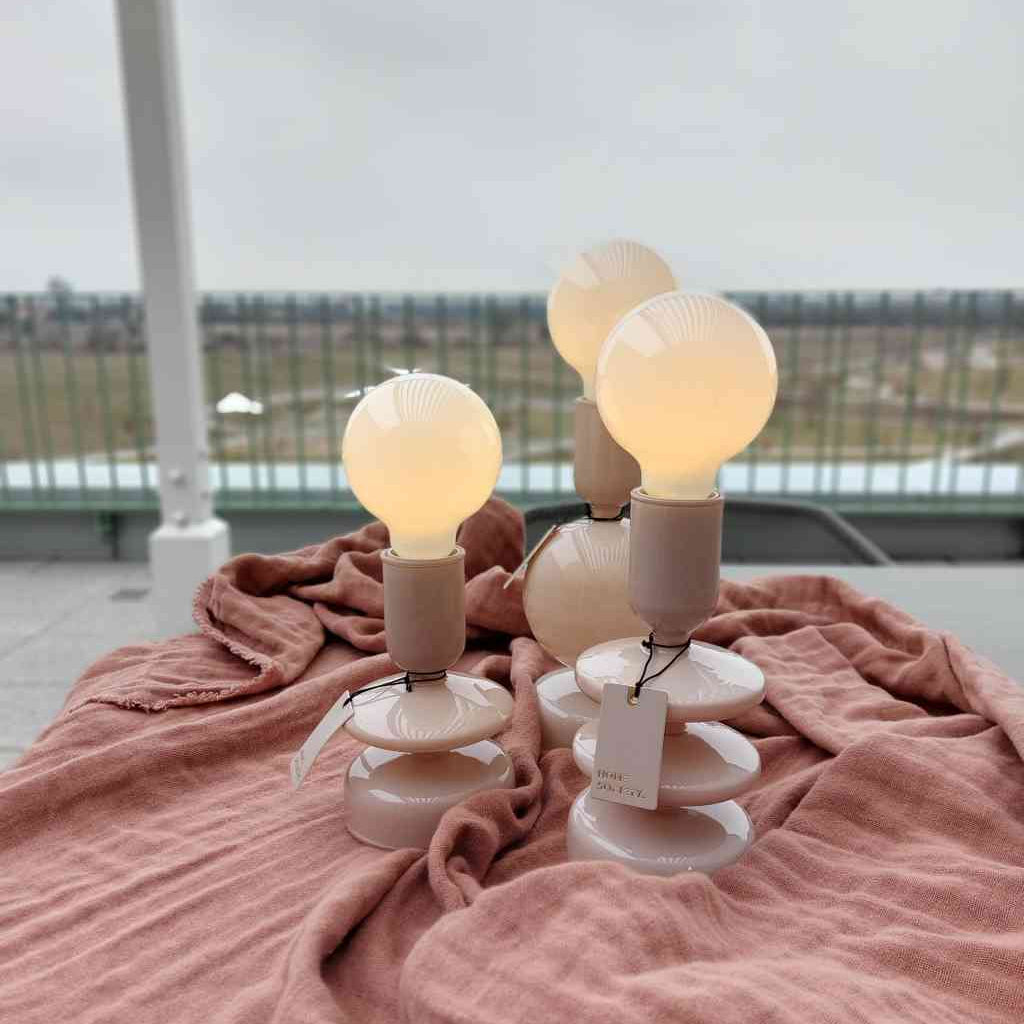 Diese Tischlampen zeigen sich in organischem Design und verleihen deinem Zuhause eine moderne Ästhetik. Ihre sanft geschwungene Form und das helle Sandbeige fügt sich harmonisch in jedes Interieur ein. erhältlich bei www.luiseundfritz.de