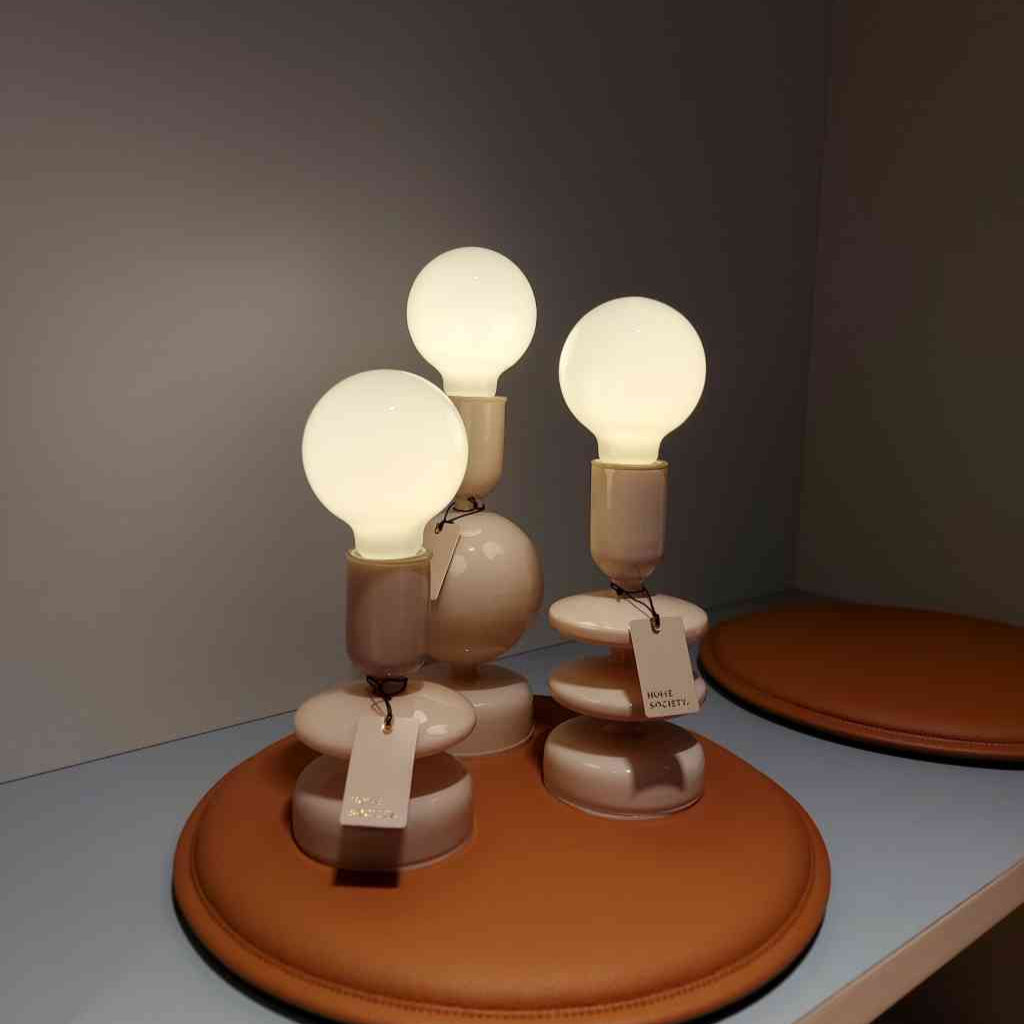 Tischlampen in organischem Design und moderner Ästhetik. Ihre sanft geschwungene Form und das helle Sandbeige fügt sich harmonisch in jedes Interieur ein. erhältlich bei www.luiseundfritz.de