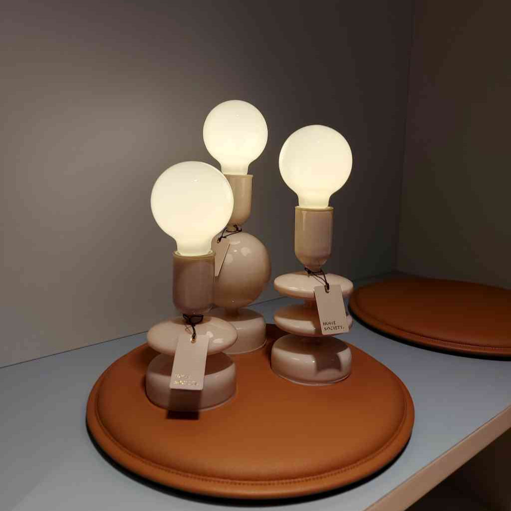 Diese Tischlampen in organischem Design verleihen deinem Zuhause eine moderne Ästhetik. Ihre sanft geschwungene Form und das helle Sandbeige fügt sich harmonisch in jedes Interieur ein. erhältlich bei www.luiseundfritz.de