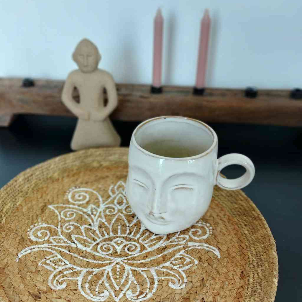 Wandteller / Schale LOTUS aus Jute ca. 30x2 und Bloomingville Tasse mit Gesicht sowie Skulptur von Madam Stoltz und Unika Kerzenhalter von Ib Laursen, alles erhältlich bei www.luiseundfritz.de