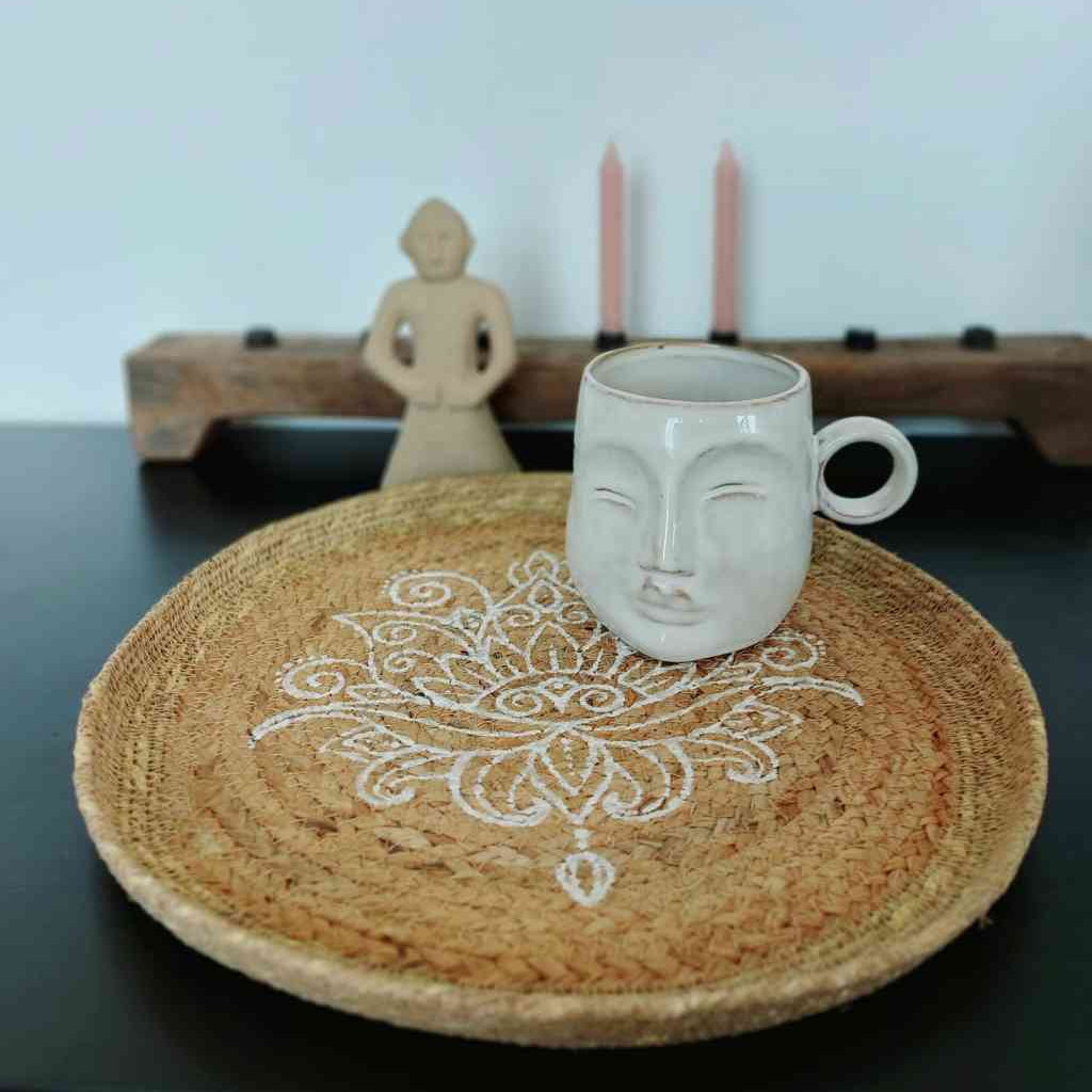 Wandteller / Schale LOTUS aus Jute ca. 30x2 und Bloomingville Tasse mit Gesicht sowie Skulptur von Madam Stoltz und Unika Kerzenhalter von Ib Laursen, alles erhältlich bei www.luiseundfritz.de