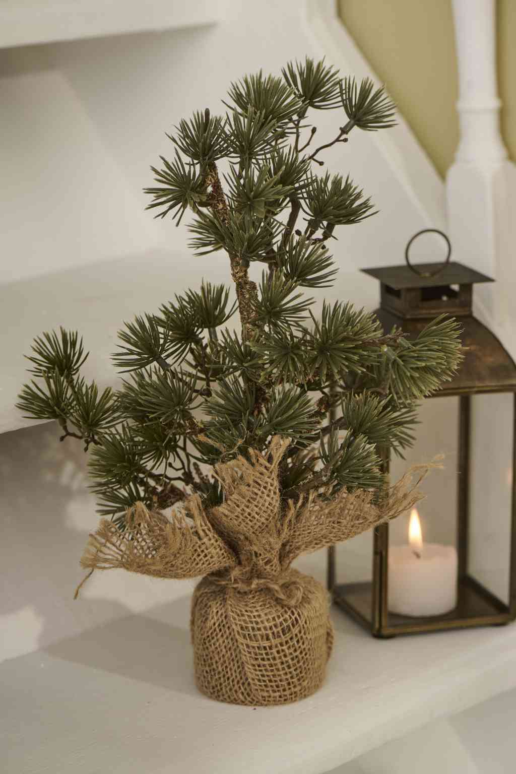 Ib Laursen ZEDER BAUM ca. 30-35 cm Weihnachtsbaum Kunstpflanze im Jutesack auf der Treppe neben einer Laterne dekoriert, erhältlich bei www.luiseundfritz.de