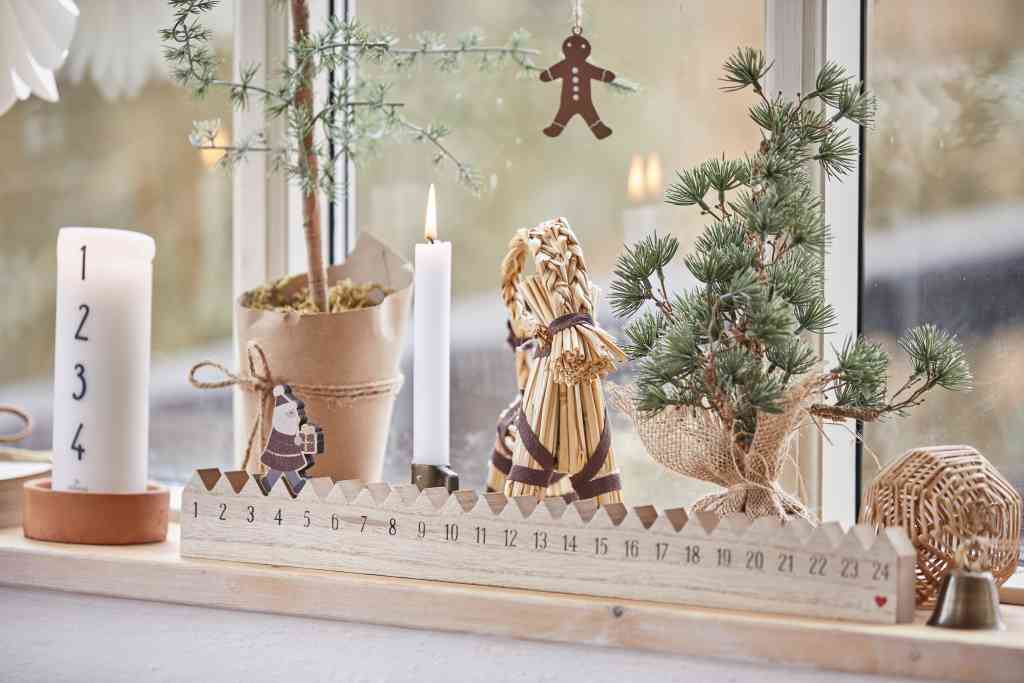 Weihnachtliche Dekoration mit Zederbaum von ib Laursen und Adventskalender mit weihnachtsmann, alles erhältlich bei www.luiseundfritz.de