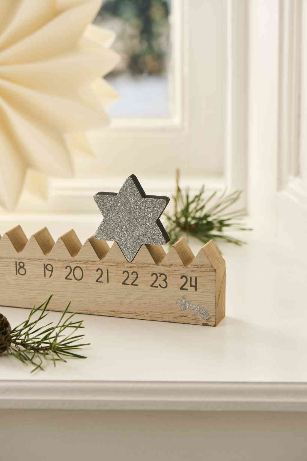 Stimmungsfoto mit Adventskalender Stern SILVER STAR ☆ Holz ca. 52x5,5x2,5 cm Kollektion Stillenat erhältlich bei www.luiseundfritz.de