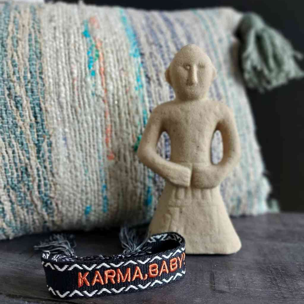 Armband KARMA BABY Statement-Band gewebt und bestickt Freundschaftsband, skulptur von madamstoltz und kissen von bloomingville, erhältlich bei www.luiseundfritz.de