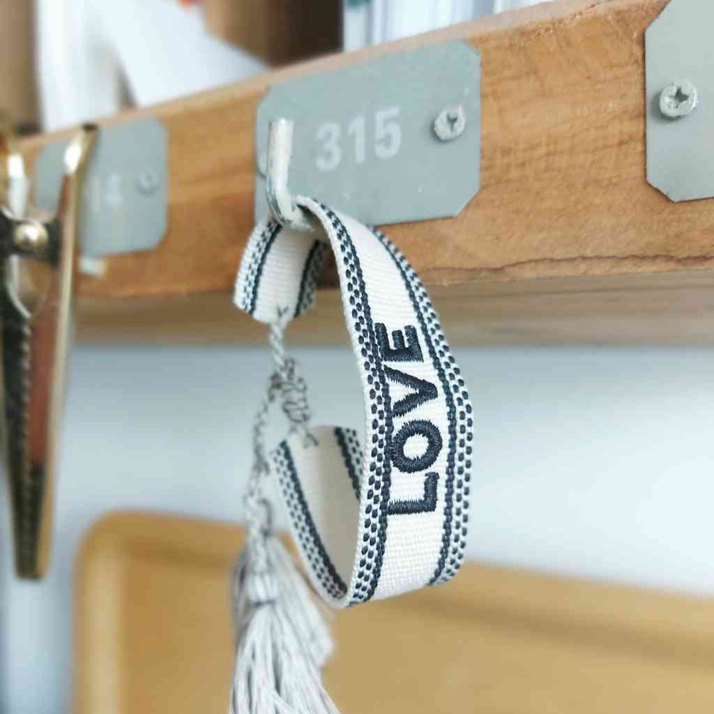 Armband LOVE Statement-Band schwarz weiß gewebt und bestickt Freundschaftsband