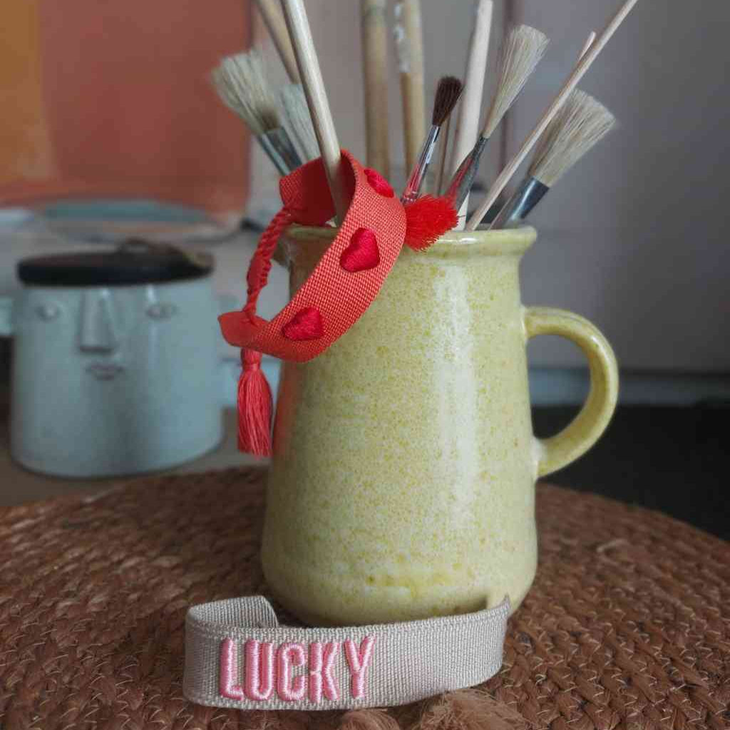 Freundschaftsarmband mit gestickten Herzen, und Statementarmband mit gesticktem Lucky-Schriftzug. erhältlich bei www.luiseundfritz.de