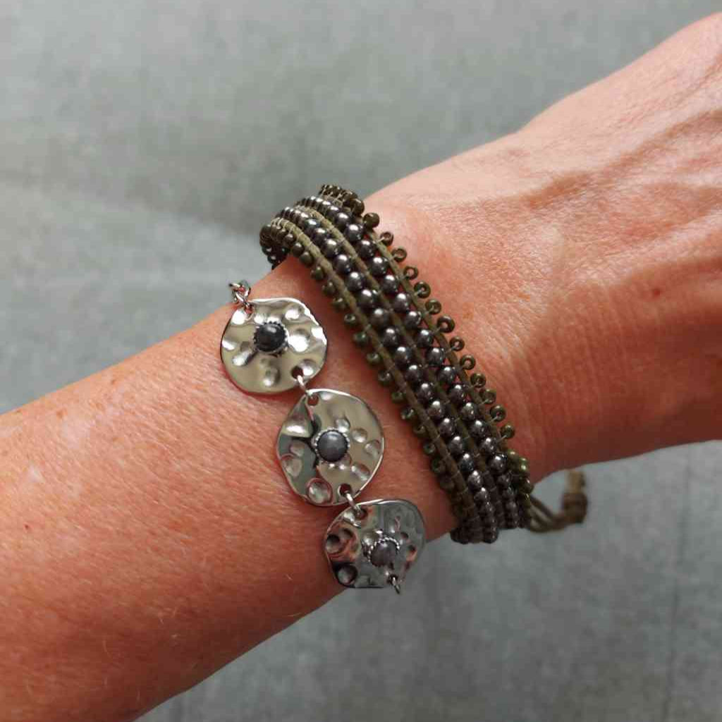 Armband YRSA Kette mit Scheiben und Natursteinen und gewebtes Perlenarmband RUSTY, alles  erhältlich bei www.luiseundfritz.de