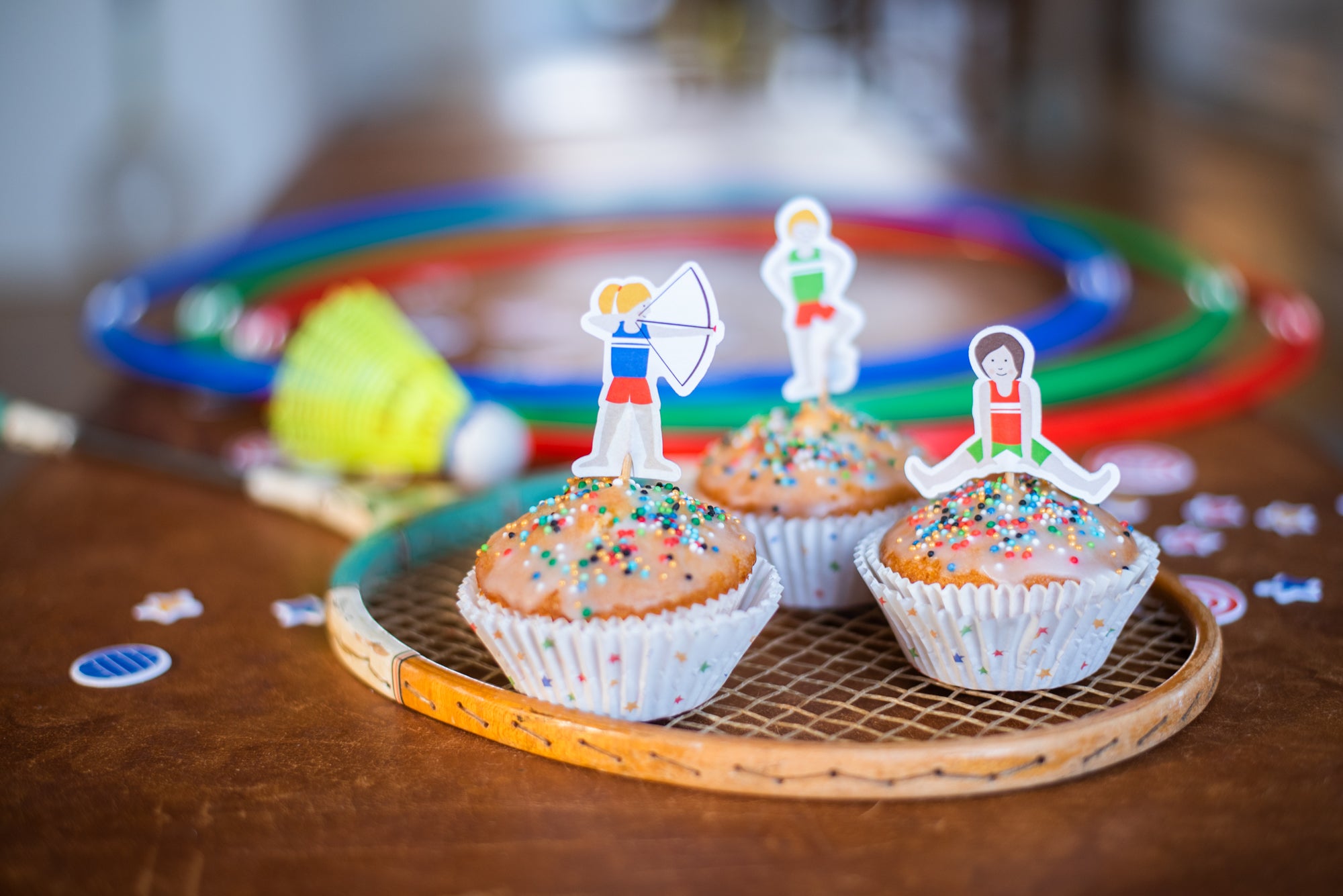Cupcake Set ATHLETIC KIDS 24 Muffin-Backformen SPORT 24 Dekosticks AVA & YVES