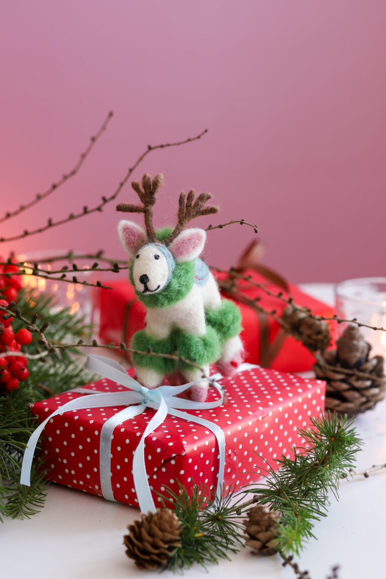 Stimmungsfoto mit Geschenken und Filzanhänger MR. ELCH ☆ aus Lammwolle ca. 11,5x8,5 cm Dekoanhänger erhältlich bei www.luiseundfritz.de