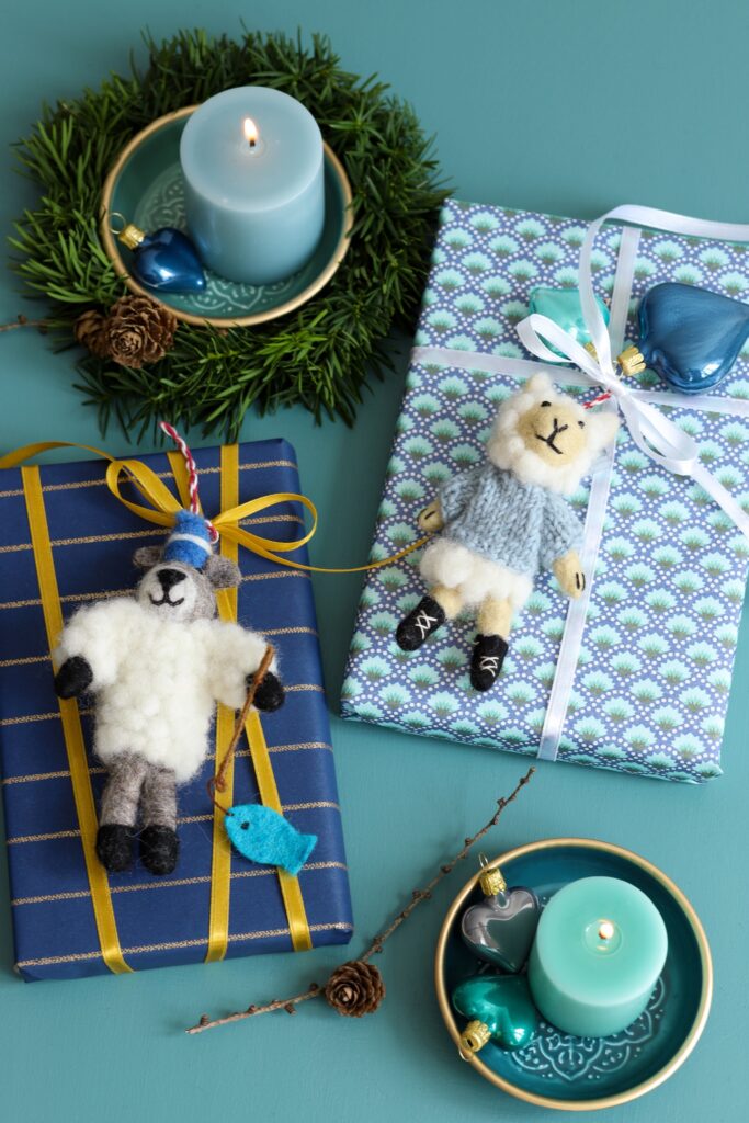 Stimmungsfoto mit Lamm und Bär Filzanhänger aus Lammwolle ca. 11,5 cm Deko erhältlich bei www.luiseundfritz.de