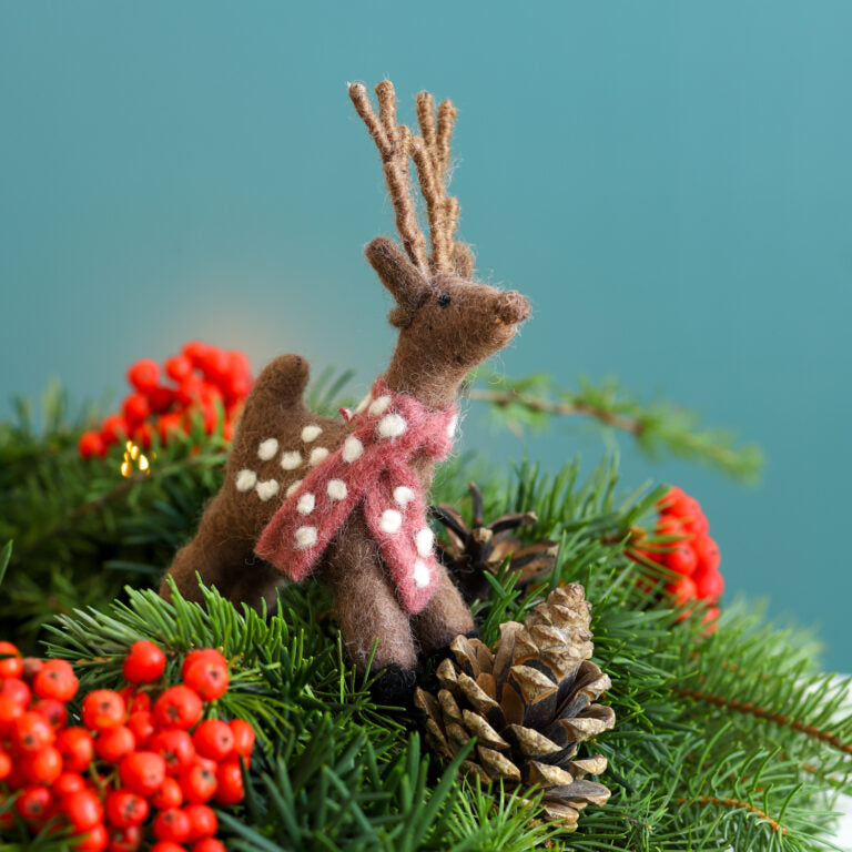 Bild mit Tannendeko und Filzanhänger MS. ELCH Anhänger ☆ aus Lammwolle ca. 11,5x8,5 cm Deko Figur erhältlich bei www.luiseundfritz.de