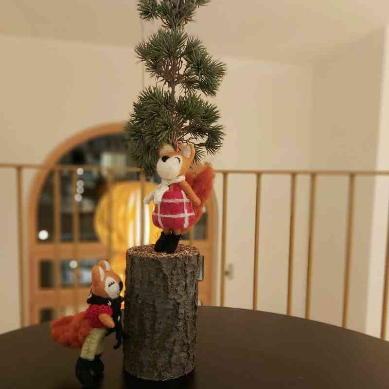 Handgefertigte Filzfiguren Herr und Frau Fuchs aus 100% Lammwolle (fair trade) am Pinienbaum von Ib Laursen, alles  erhältlich bei www.luiseundfritz.de