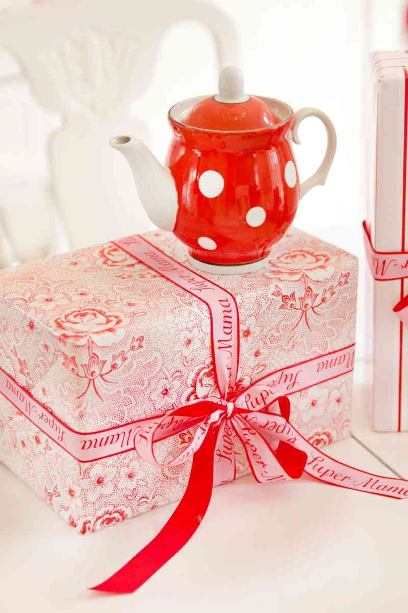 Stimmungsfoto von krima & isa mit Geschenkband SUPER-MAMA 4 Meter x 2,5 cm waschbar Statement-Schleifenband erhältlich bei www.luiseundfritz.de