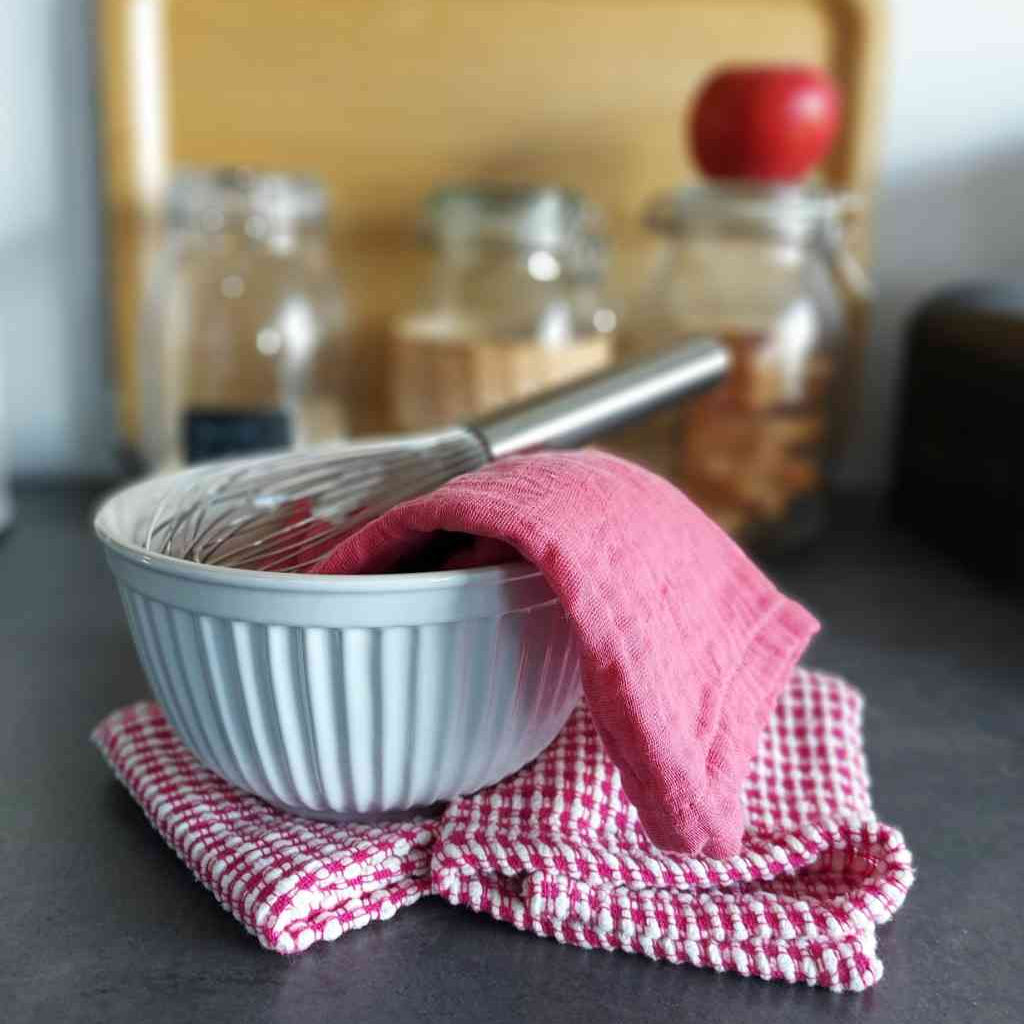 Stimmungsfoto mit Vorteil-Set Geschirrtuch/Küchentuch 2er Set mit Schneebesen OUR KITCHEN SET erhältlich bei www.luiseundfritz.de