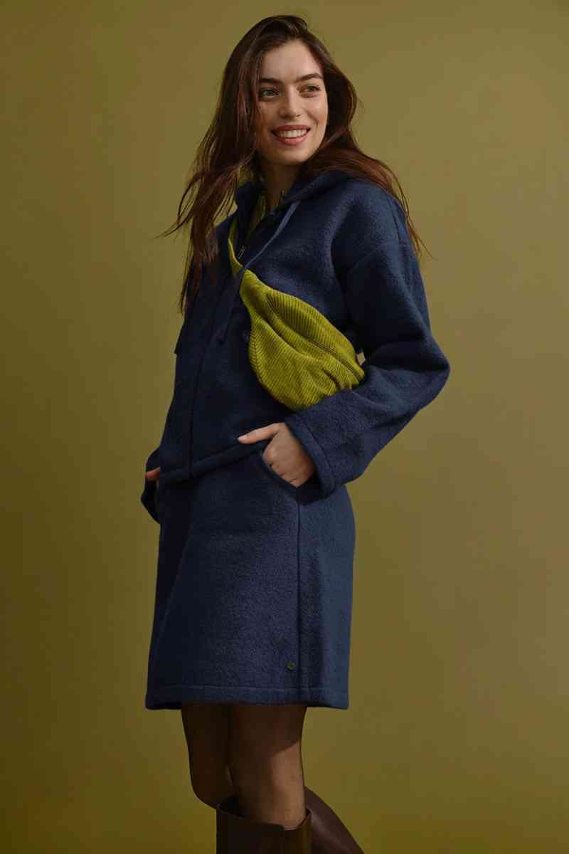 Stimmungsfoto mit Model: Gürteltasche Cord grün CROSSBODY BAG aus Bio-Baumwolle GOTS zertifiziert erhältlich bei www.luiseundfritz.de