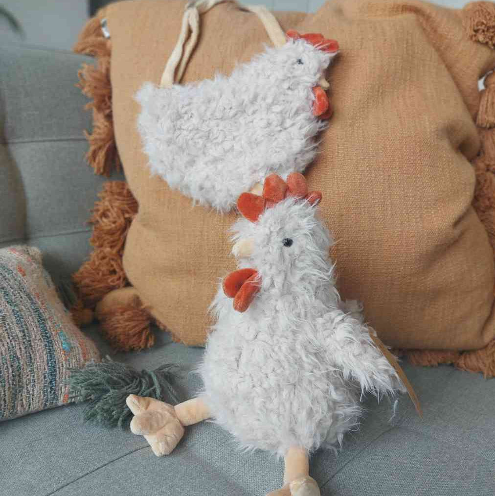 Abbildung mit Plüschtier Huhn und Kindertasche in Huhnform. Erhältlich bei www.luiseundfritz.de