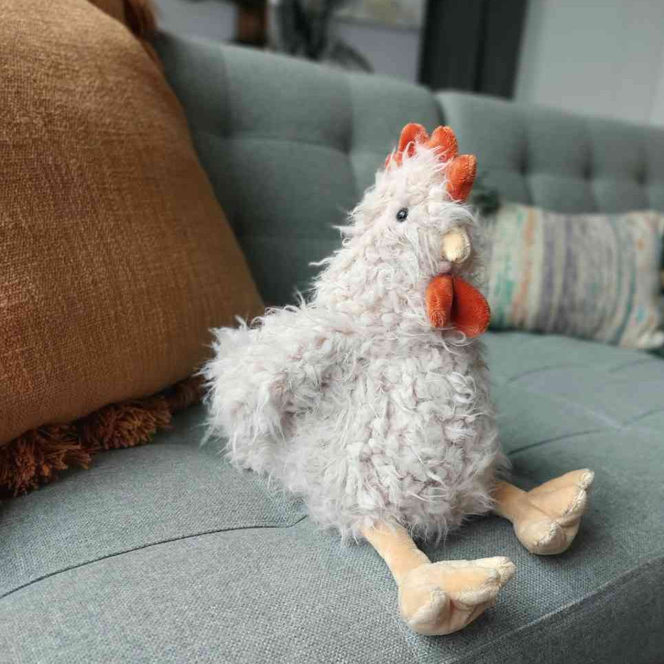Stimmungsfoto mit Plüschtier HUHN ca. 27 cm weich und knuffig Kollektion MEA Lini erhältlich bei www.luiseundfritz.de