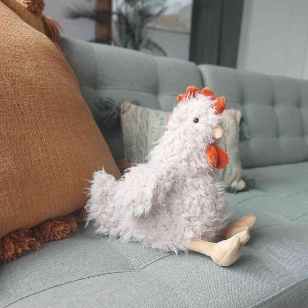 Stimmungsbild mit Plüschtier HUHN ca. 27 cm weich und knuffig Kollektion MEA Lini erhältlich bei www.luiseundfritz.de
