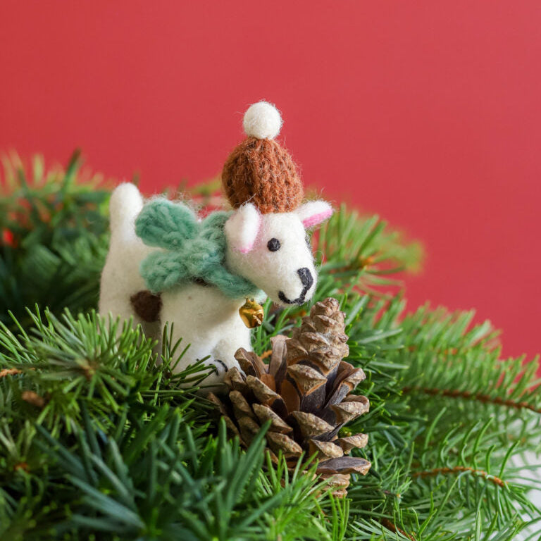 Filzfigur HUND mit Mütze + Schal ☆ aus Lammwolle ca. 11,5x8,5 cm Dekoanhänger erhältlich bei www.luiseundfritz.de