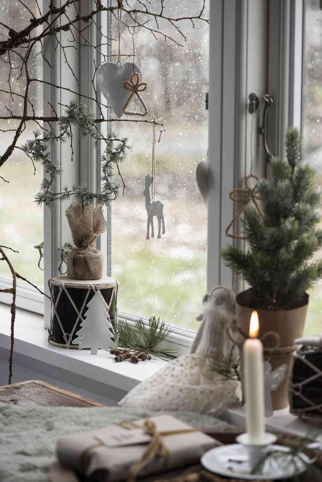 ib laursen stimmungsfoto: anhänger aus metall in weiß. tannenbaumform für die adventsdekoration, erhältlich bei luiseundfritz.de