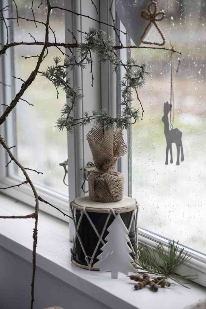 stimmungsfoto von ib laursen: anhänger aus metall in weiß. tannenbaumform für die adventsdekoration, erhältlich bei luiseundfritz.de