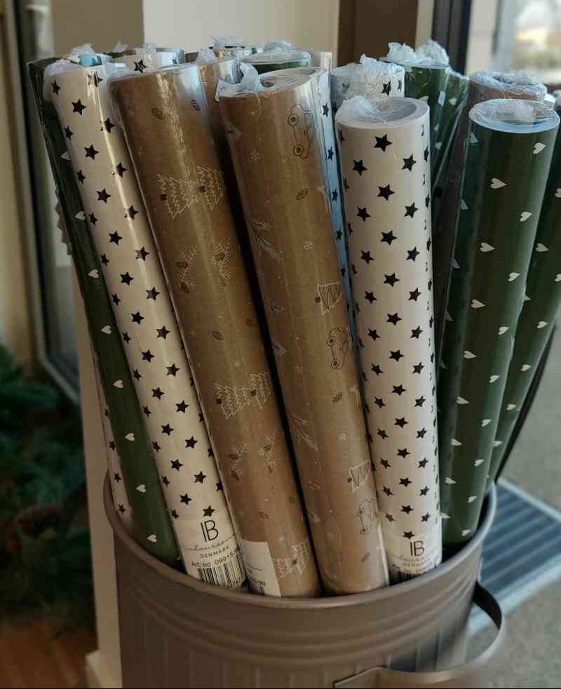 Geschenkpapier-Set der Marke Ib Laursen mit den Motiven Sterne, Herzen und Weihnachtsmuster, auf Rolle je 5 Meter: erhältlich bei luiseundfritz.de