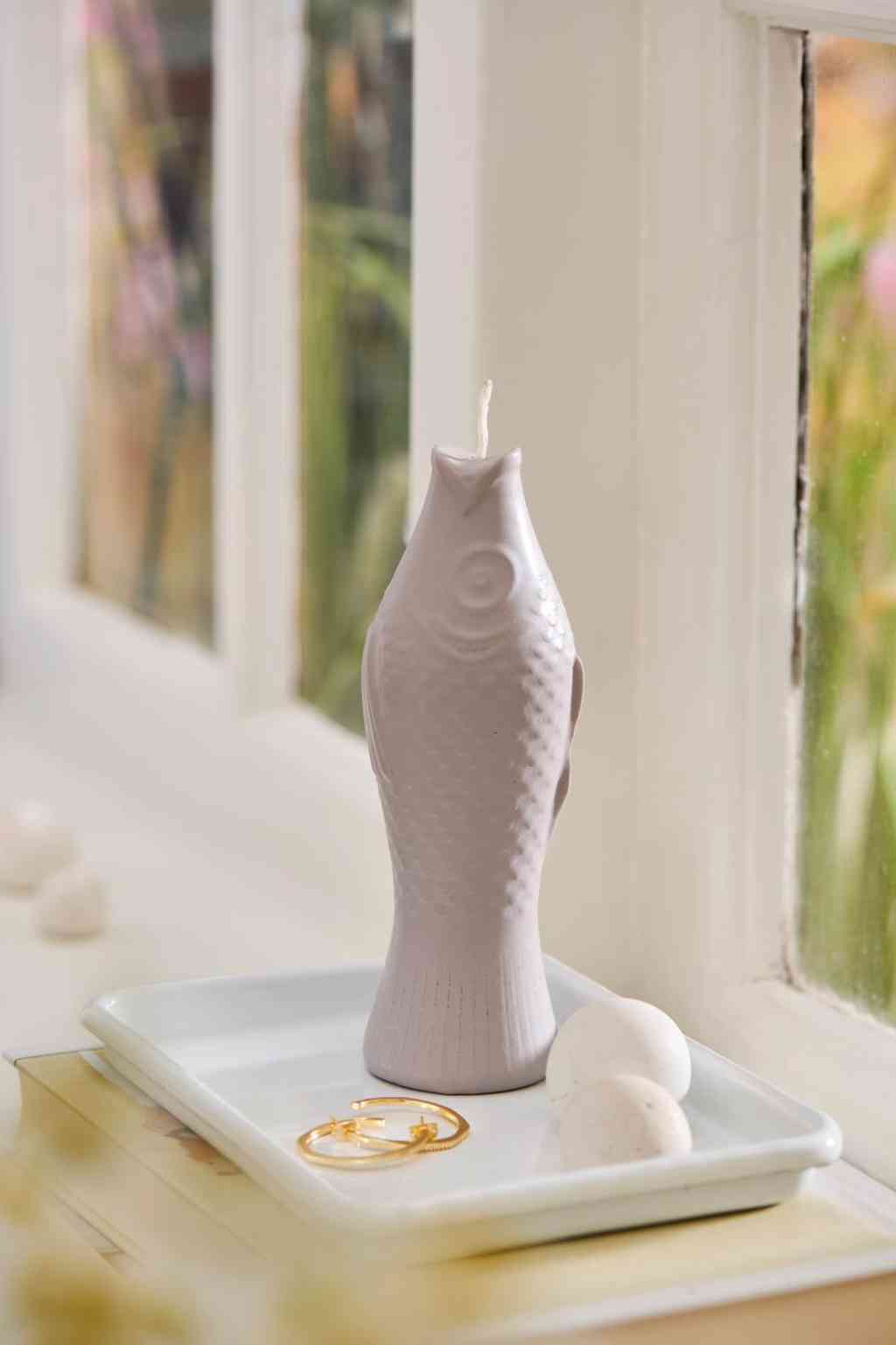 Diese fischförmige Kerze von Ib Laursen ist ein perfektes Detail, um deinem Zuhause einen maritimen Flair zu verleihen. Die Farbe ist leinen, das entspricht etwa einem beigegrau. Erhältlich bei www.luiseundfritz.de