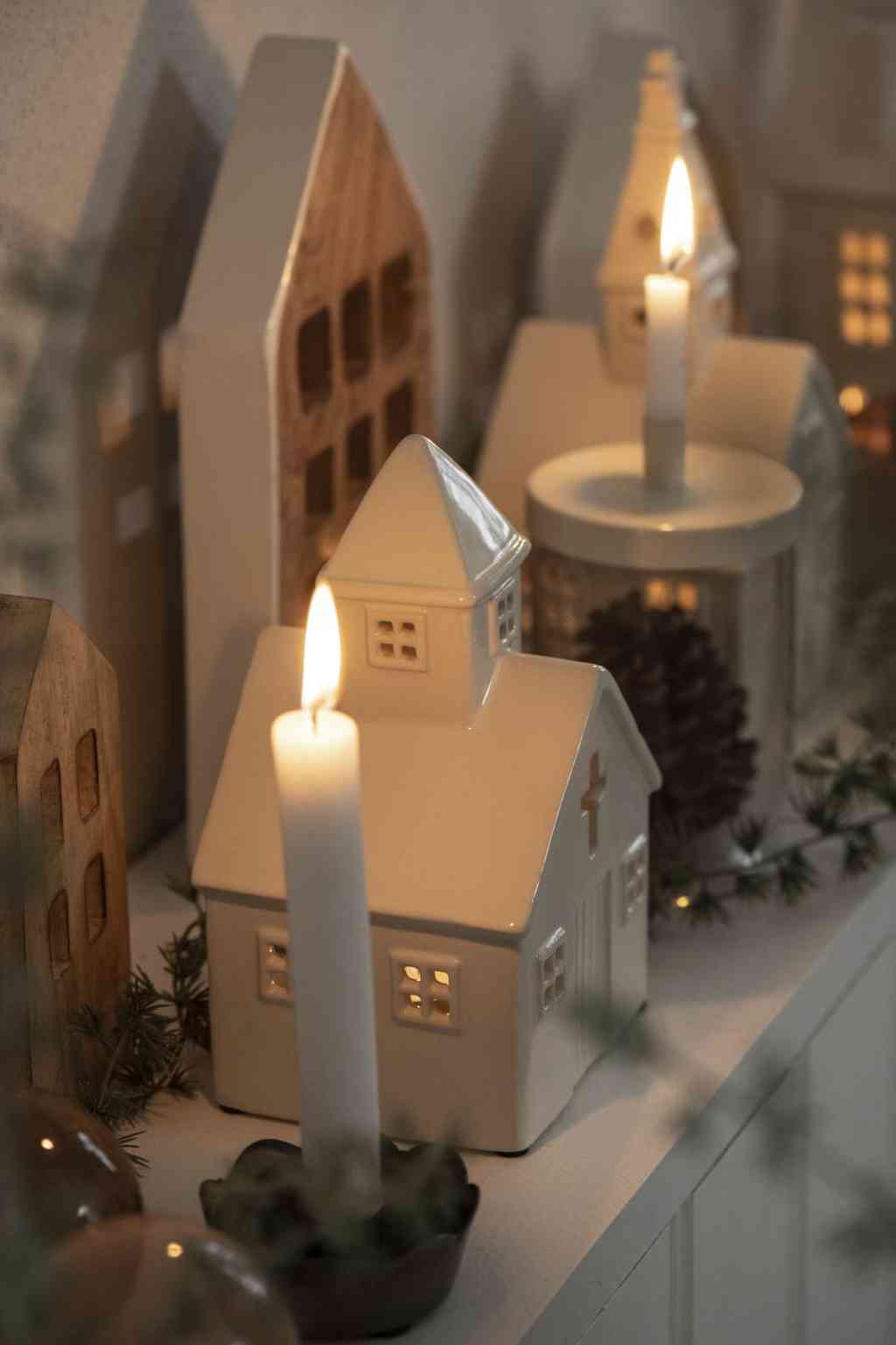 ib laursen windlicht kirche und lichthäuser in weißer keramik, erhältlich bei luiseundfritz.de
