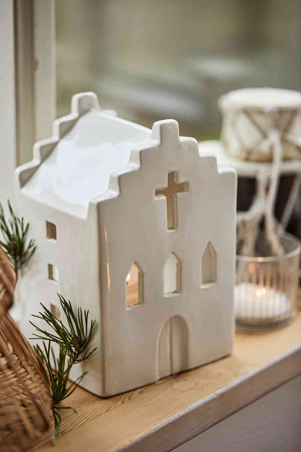 Stimmungsbild mit Windlicht KIRCHE Lichthaus weiß ca. 19x11x12,5 cm ☆ Kollektion Stillenat erhältlich bei www.luiseundfritz.de