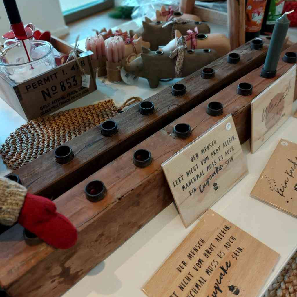 Bild zeigt: Ib Laursen Unika Kerzenhalter groß aus Recyclinholz. Holzpostkarten mit Sprüchen, Maileg Holzschweine als Kerzenhalter und Herzkerzenhalter-Spieß. Alles erhältlich bei www.luiseundfritz.de