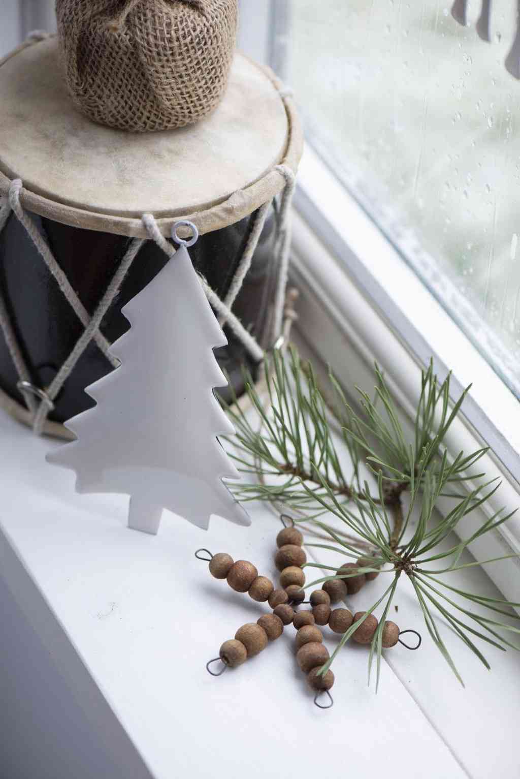 stimmungsfoto von ib laursen, anhänger aus metall in weiß. tannenbaumform für die adventsdekoration, erhältlich bei luiseundfritz.de