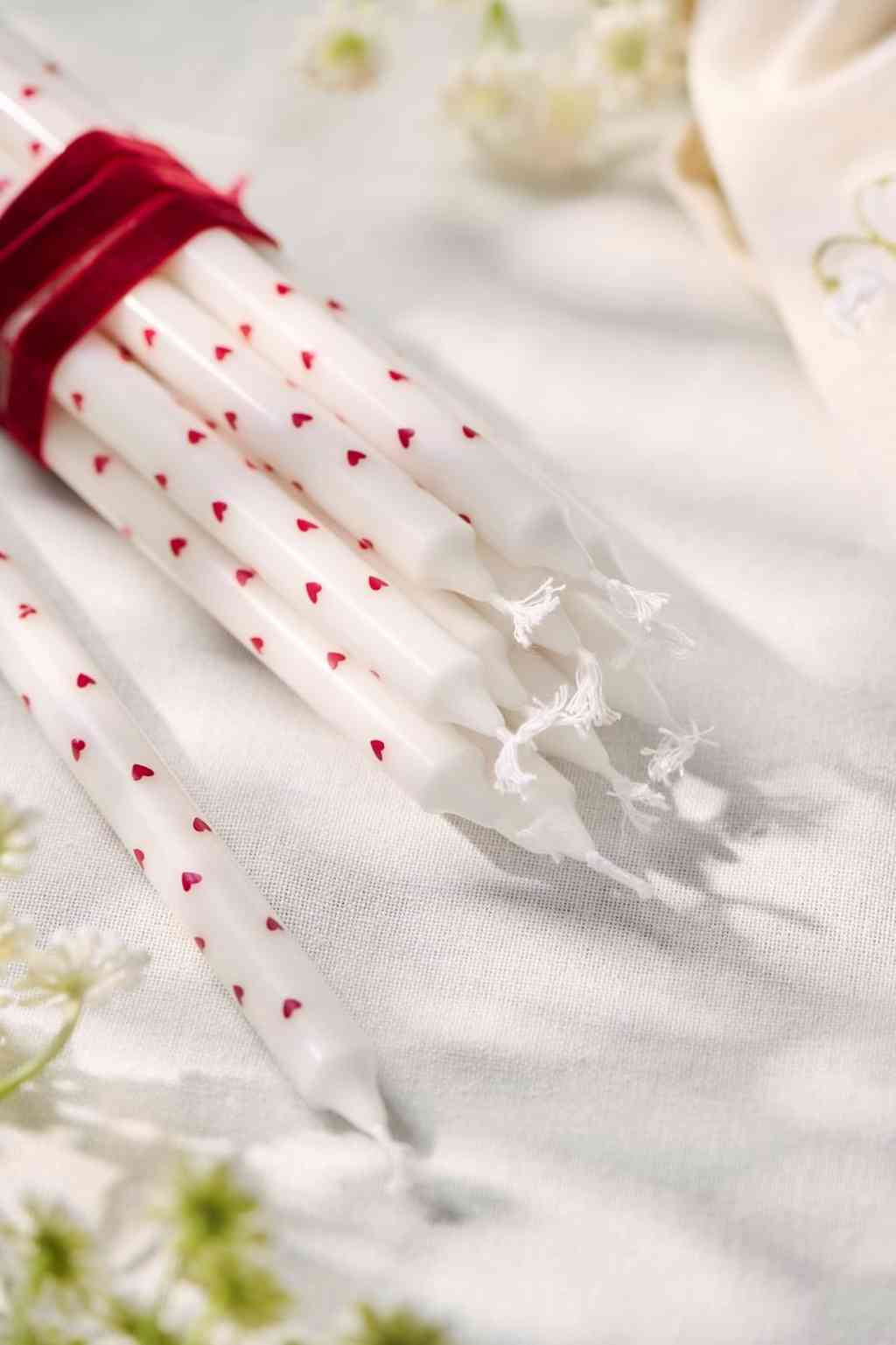 Diese bezaubernden Kerzen mit roten Herzchen sind ideal, um kleine Botschaften der Freundschaft oder Liebe zu überbringen. Ideal zum Valentinstag, Muttertag, zum Hochzeitstag und für viele weitere besondere Anlässe. ERhältlich bei www.luiseundfritz.de