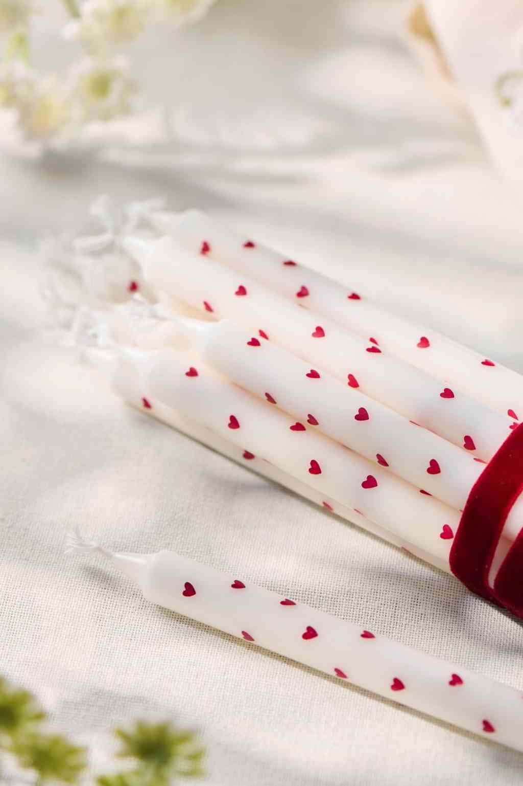 Diese bezaubernden Kerzen mit roten Herzchen sind ideal, um kleine Botschaften der Freundschaft oder Liebe zu überbringen. Ideal zum Valentinstag, Muttertag, zum Hochzeitstag und für viele weitere besondere Anlässe. ERhältlich bei www.luiseundfritz.de