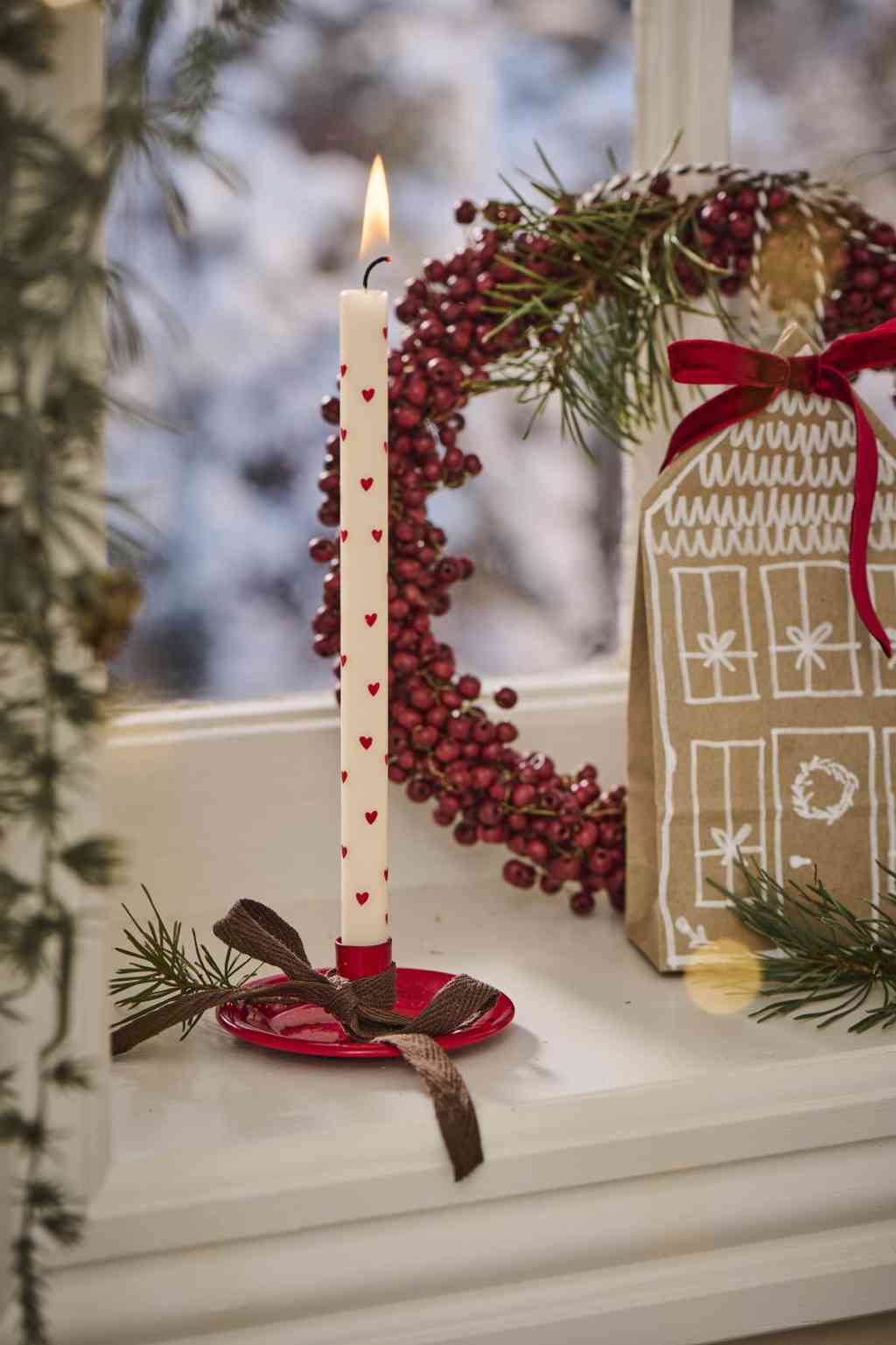 Diese bezaubernden Kerzen mit roten Herzchen sind ideal, um kleine Botschaften der Freundschaft oder Liebe zu überbringen. Ideal zum Valentinstag, Muttertag, zum Hochzeitstag und für viele weitere besondere Anlässe. ERhältlich bei www.luiseundfritz.de