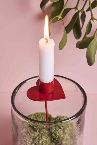 Stimmungsfoto mit Glas und Moos und einem Kerzenhalter Spieß HERZ rot ca. 16,5x6,5 cm aus Metall Flaschenstecker Gesteckkerzenhalter erhältlich bei www.luiseundfritz.de