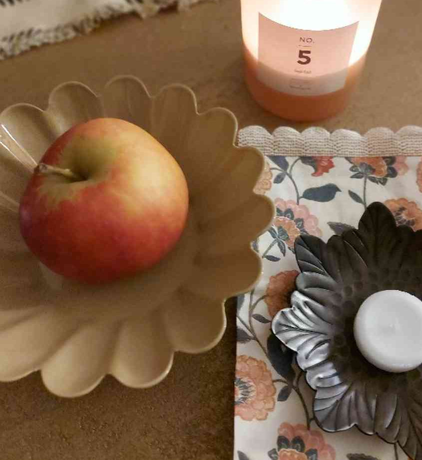 Stimmungsfoto mit Kerzenteller Metall Schmuckablage BLÜTE kupferbraun und Bloomingville Duftkerze, Metallschale und Maileg Servietten, alles erhältlich bei www.luiseundfritz.de