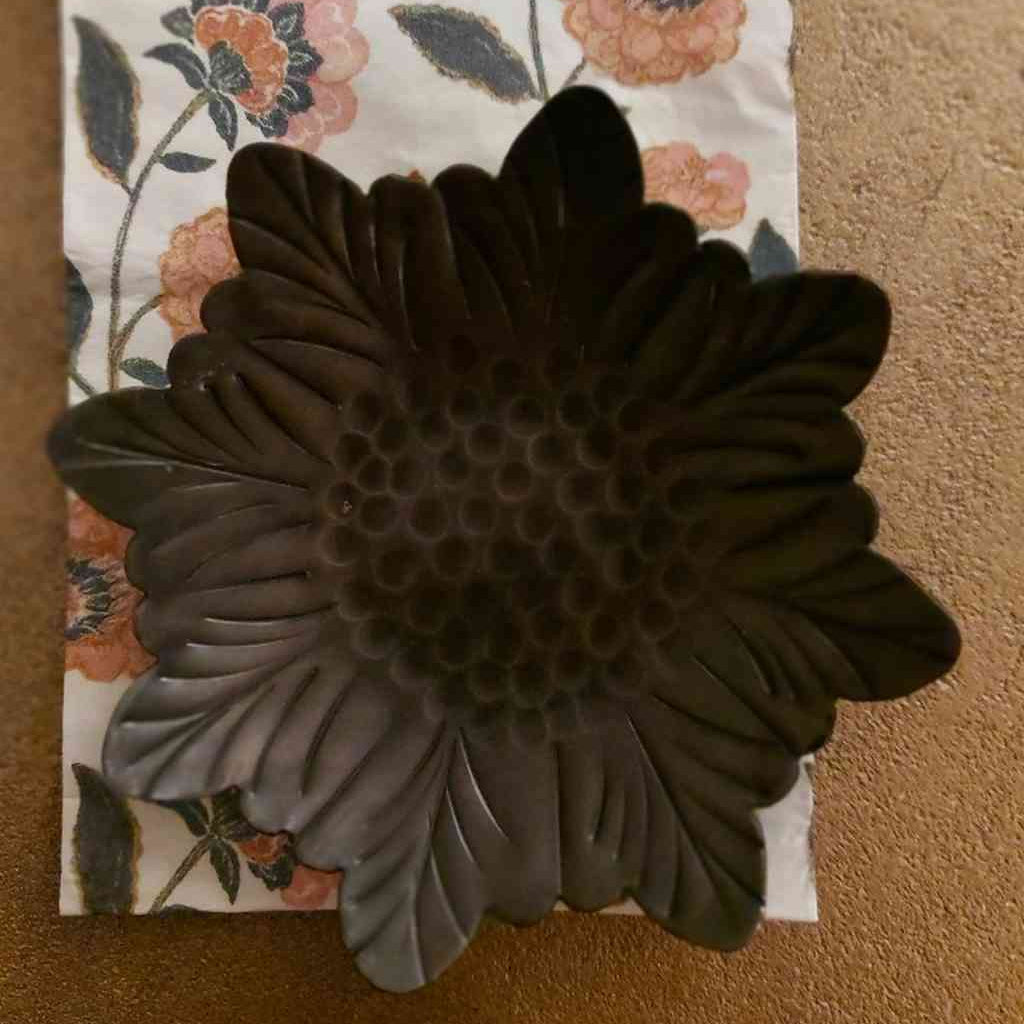 Kerzenteller Metall Schmuckablage BLÜTE kupferbraun 12,5 cm J LINE - erhältlich bei www.luiseundfritz.de