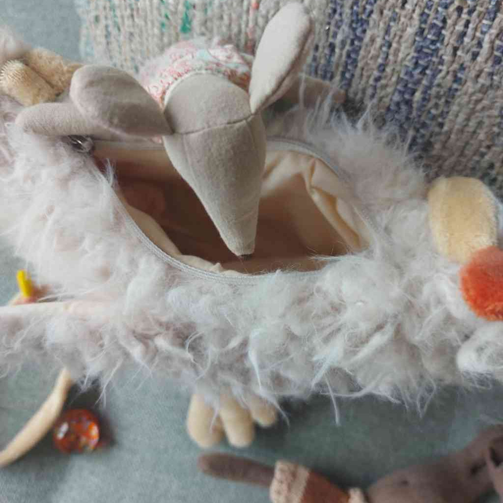 Detailfoto Reißverschluss, Innenraum von Umhängetasche HUHN Farmtier ca. 21x25 cm flauschig weiche Kindertasche Kollektion MEA Lini, erhältlich bei www.luiseundfritz.de