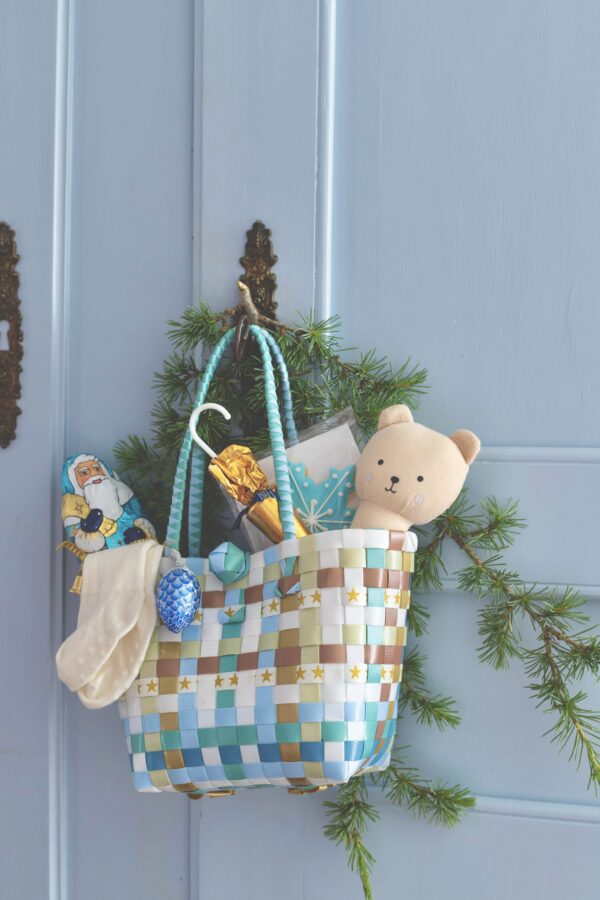 Stimmungsfoto mit Kindertasche PÜPPCHEN BILLIE Einkaufstasche geflochten blau ca. 19x11x13 cm erhältlich bei www.luiseundfritz.de