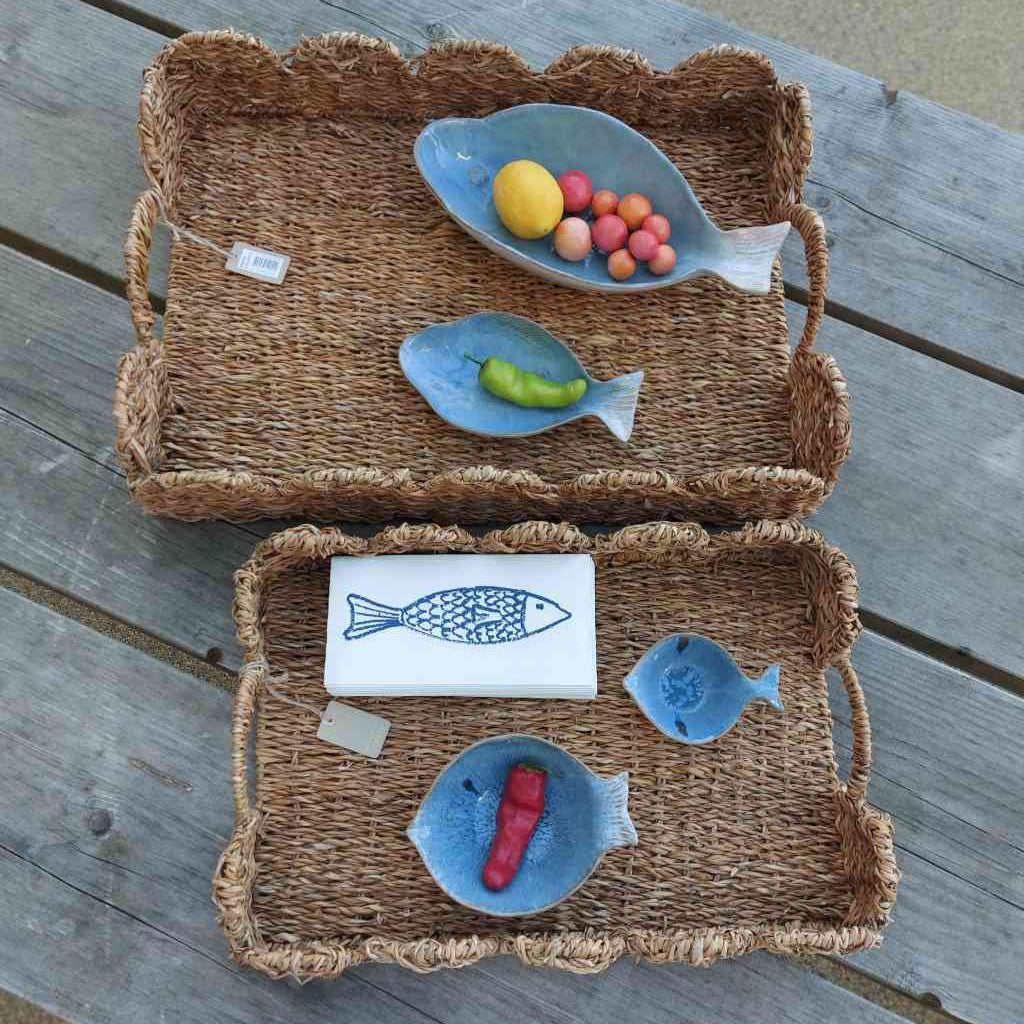Korbtablett groß und medium aus seegras mit geflochtenem Wellenrand. Fischkeramik von Ib Laursen und Servietten mit Fisch-Motiv. Alles erhältlich bei www.luiseundfritz.de