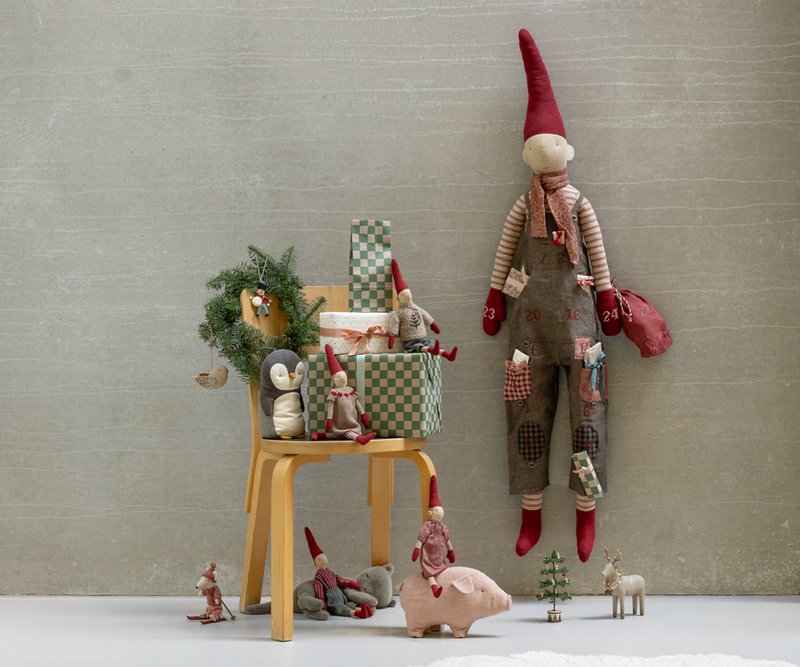 Maileg Stimmungsfoto mit Adventskalenderwichtel, miniWichtel, Pinguin, Dekoornamente, Skifahrermaus, Katze und Glücksschwein, sowie Weihnachtsbaum miniatur. Alles erhältlich bei www.luiseundfritz.de