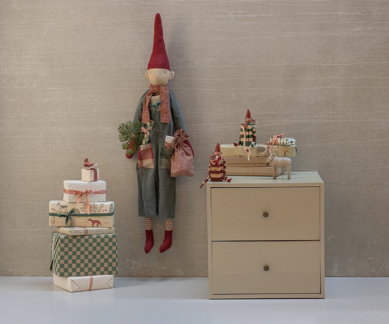 Maileg Wichtel Adventskalender ca. 107 cm Wichteljunge mit 4 Ösen/Taschen ☆ PIXY und Holzwichtel mit Schublade sowie geschnitztes Rentier, alles erhältlich bei www.luiseundfritz.de