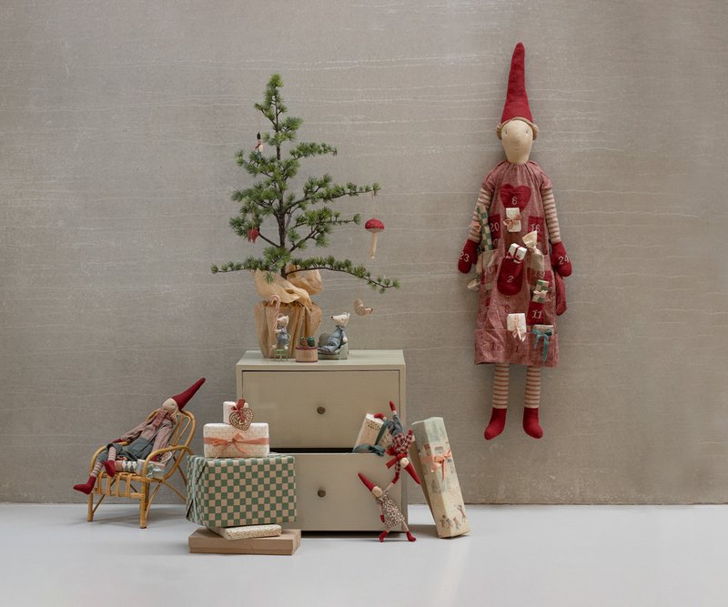 Stimmungsfoto mit Maileg Wichteln und Mäusen und Ornamenten, alles erhältlich bei www.luiseundfritz.de