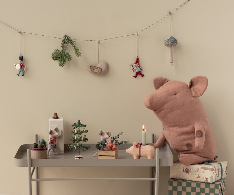 Maileg Weihnachtsstimmung mit Trüffelschwein, Mäusen, Holzschweinkerzenständer und Ornamente. Alles erhältlich bei www.luiseundfritz.de