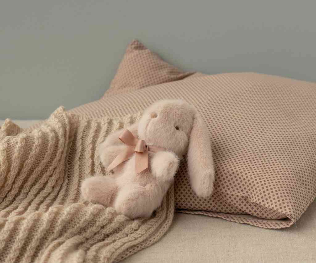 Maileg Babydecke STRICKDECKE supersoft ca. 95 x 75 cm Plaid hellbeige  und baby-Plüschhase von Maileg, alles erhältlich bei www.luiseundfritz.de
