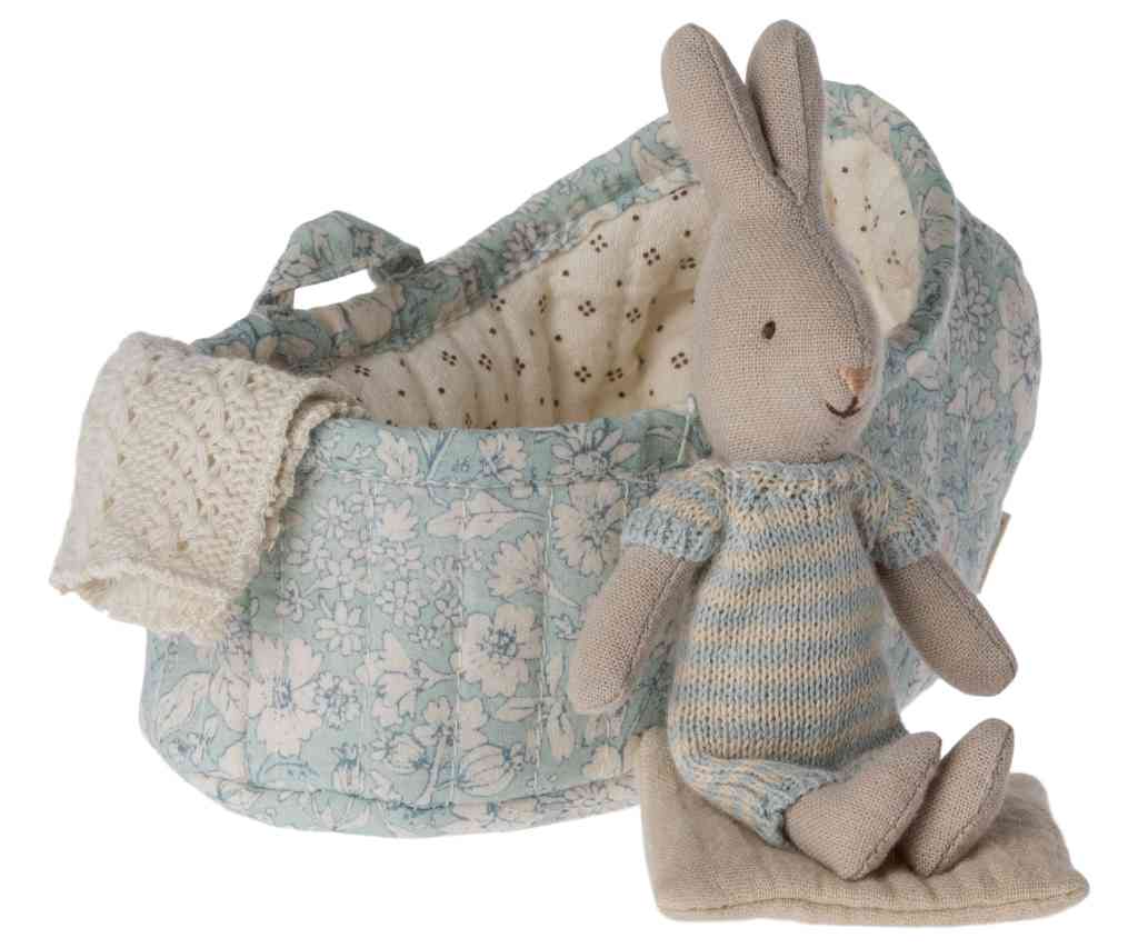 Maileg BABYHASE hellblau-creme Overall mit TRAGETASCHE Gr. micro