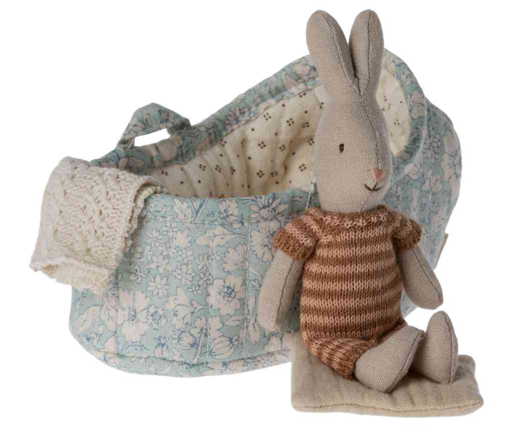 Maileg BABYHASE ocker-beige Overall mit TRAGETASCHE hellblau Gr. micro