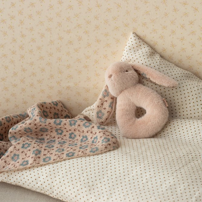 Maileg Rassel-Set BABYRASSEL Bunny und SCHMUSETUCH powder in Geschenkbox erhältlich bei www.luiseundfritz.de
