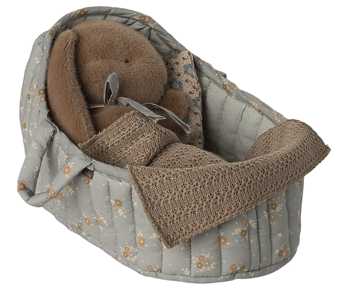 Maileg Tragetasche blau groß ca. 17x29x14 cm CARRY COT mit Strickdecke und Kissen. Plüschhase und mehr, erhältlich bei www.luiseundfritz.de